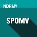 Auf einer blauen, quadratischen Kachel steht "SPOMV", für den Sportpodcast von NDR 1 Radio MV.