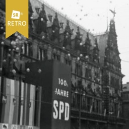 Banner "100 Jahre SPD" vor dem Hamburger Rathaus