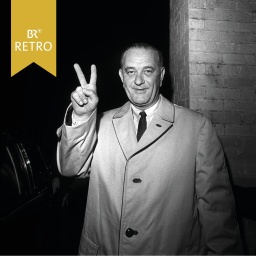 Lyndon B. Johnson zeigt ein Victory-Zeichen mit den Fingern | Bild: picture alliance / Glasshouse Images | Circa Images