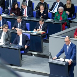 Bei der 199. Sitzung des deutschen Bundestages spricht CDU-Chef Friedrich Merz, während daneben einige Regierungsmitglieder sitzen, darunter Bundeskanzler Olaf Scholz