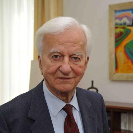 Richard von Weizsäcker in seinem Büro in Berlin