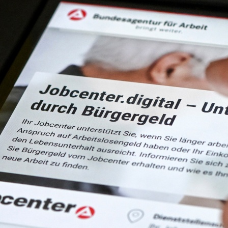 Auf einem Tablet im Jobcenter Berlin Treptow-Köpenick ist eine Website für einen Antrag auf Bürgergeld zu sehen.