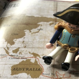 Ein Pirat als Playmobilfigur sitzt auf einer Weltkarte. 