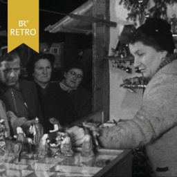 Händlerin und Kunden im Verkaufsgespräch auf dem Münchner Kripperlmarkt | Bild: BR Archiv