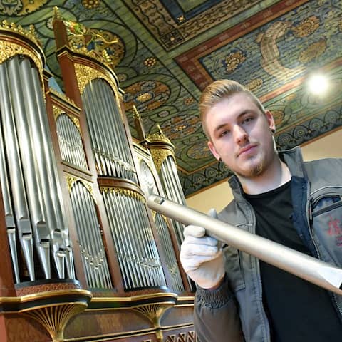 Damian Schütze vor einer Orgel (Foto: Handwerkskammer Cottbus/Rösler)