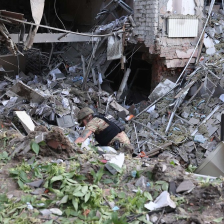 Bürogebäude, das durch einen russischen Raketeneinschlag im Zentrum von Charkiw im Nordosten der Ukraine zerstört wurde