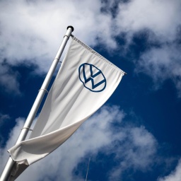 Eine Flagge weht auf dem Gelände vom VW-Werk in Emden. 