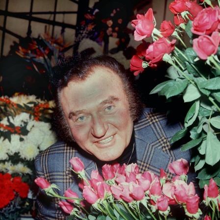 Der Sänger Rudi Schuricke, bekannt durch das Lied &#034;Die Capri-Fischer&#034;, lächelt inzwischen vieler Rosen in die Kamera.