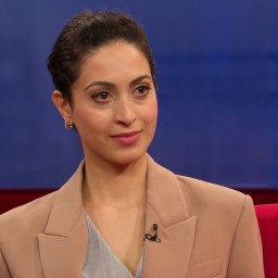 Schauspielerin Sabrina Amali zu Gast auf dem roten Sofa.