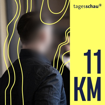 Der Angeklagte steht neben seinem Verteidiger René Lancker im Gerichtssaal im Landgericht Verden. Der 33-Jährige soll vier Menschen aus dem Umfeld seiner damaligen Ehefrau erschossen haben. Im Prozess soll nun ein Psychiater Einblicke in die Gedankenwelt des Angeklagten geben.