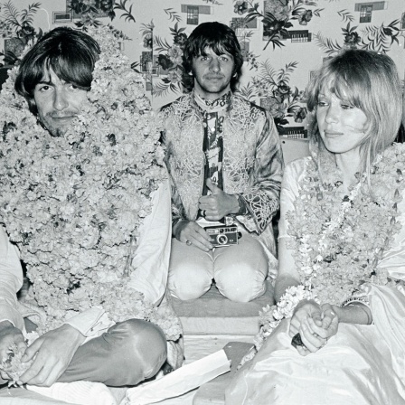 Das Beitragsbild des WDR3 Musikporträt "Indien und die Beatles" zeigt George Harrison und Ringo Starr mit Pattie Boyd im Maharishi Mahesh Yogi's Ashram in Rishikesh, 1968.