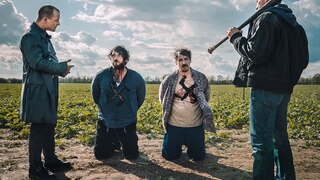 Die Nazis bedrohen Johannes (Ronald Zehrfeld, l.) und Ralf (Felix Kramer, r.); Quelle: rbb/Sara Herrlander