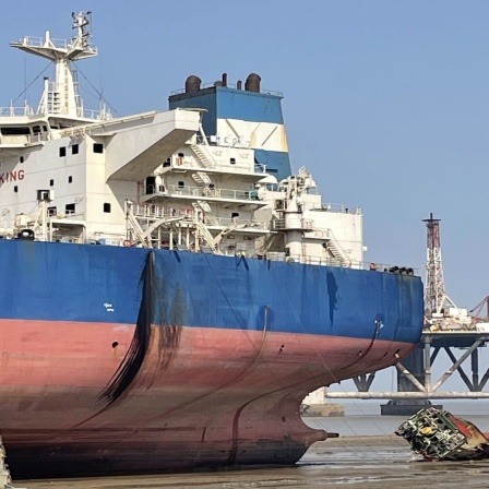 Schrottschiff liegt in Alang, Westküste von Indien 
