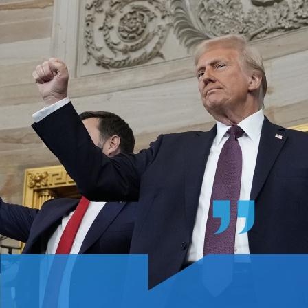 Präsident Donald Trump nach seiner Vereidigung als 47. Präsident der Vereinigten Staaten während der 60. Amtseinführung in der Rotunde des US-Kapitols in Washington, begleitet von Vizepräsident JD Vance. Foto: Morry Gash/AP Pool/dpa +++ dpa-Bildfunk +++ | Bild: dpa-Bildfunk/Morry Gash