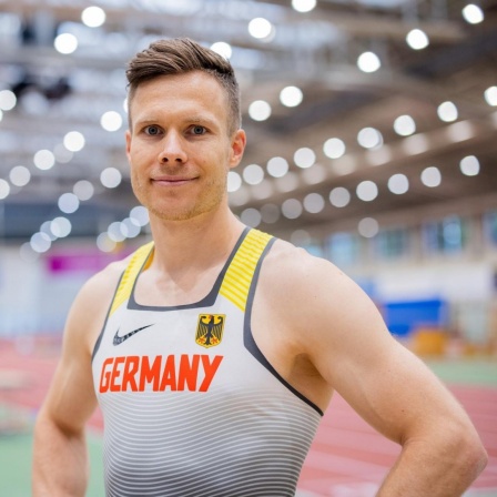 Der deutsche Para-Leichtathlet Markus Rehm im trikot steht in der Trainingshalle in Leverkusen