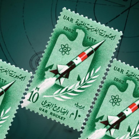 Briefmarken mit Raketen darauf vor grünem Grund