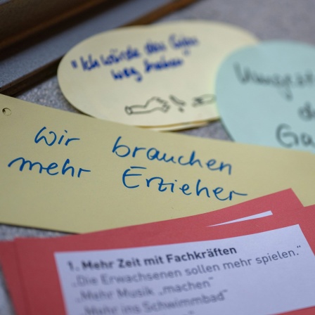 "Wir brauchen mehr Erzieher" steht auf einem Zettel beim Kindergipfel im Berliner Abgeordnetenhaus.