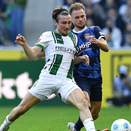 Rocco Reitz von Borussia Mönchengladbach im Duell mit Leonardo Scienza vom 1. FC Heidenheim