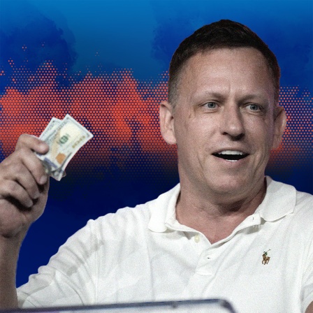 Peter Thiel, Mitbegründer von PayPal und Palantir, bietet den Teilnehmern auf der Bitcoin-Konferenz ein Paar Hundert-Dollar-Scheine an, 7. April 2022, Miami Beach, Florida, 