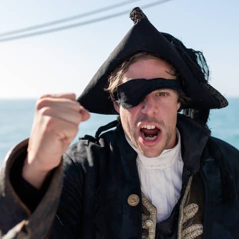 Für den Piraten-Check schlüpft Tobi in das Kostüm eines Piraten-Kapitäns und übt fiese Piraten-Moves. | Bild: BR/megaherz gmbh/Hans-Florian Hopfner