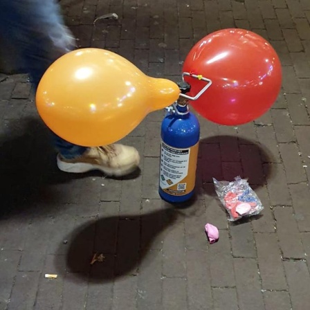 Ein Straßenhändler verkauft mit Lachgas gefüllte Luftballons.
