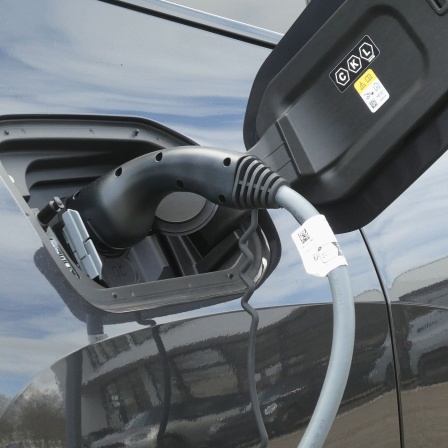 Ein Elektroauto wird aufgeladen