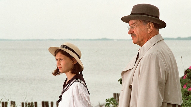 Thomas Mann steht mit Tochter Elisabeth am Meer und blickt in die Ferne