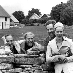 Regisseur Ingmar Bergmann mit Fotograf Sven Nykvist sowie den Schauspielern Erland Josephson und Liv Ullmann 1972 auf Fårö