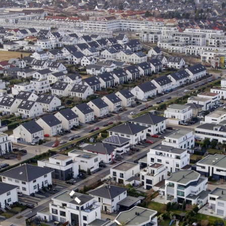 Luftaufnahme eines Neubaugebietes. Die Grundsteuer könnte 2025 für viele Eigentümer und Mieter steigen. Wir sprechen darüber, was zu beachten ist.