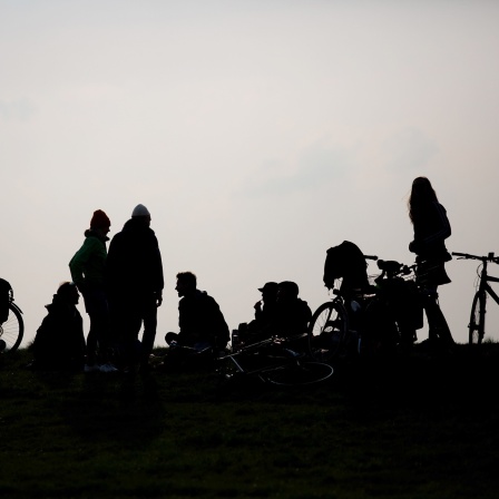 Jugendliche treffen sich auf dem Tempelhofer Feld in Berlin. 