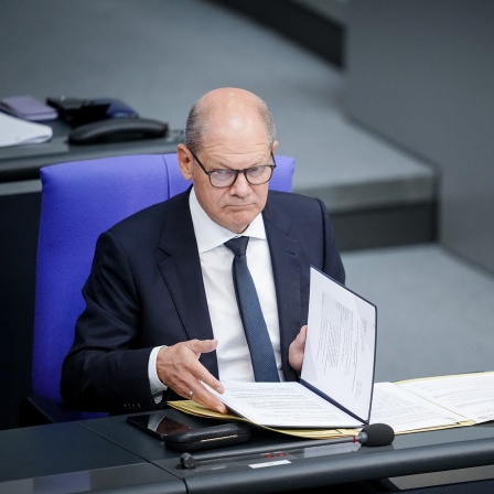 Bundeskanzler Olaf Scholz (SPD) nimmt an der Haushaltswoche im Bundestag teil.