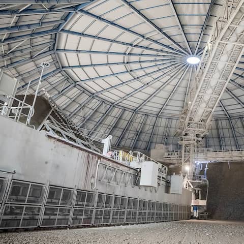 Symbolbild:Blick in die Mischanlage auf dem Gelände das Zementwerk der Cemex AG.(Quelle:picture alliance/dpa/M.Kappeler)