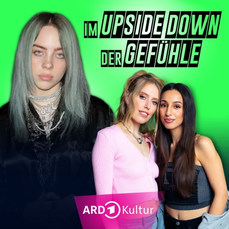 Links im Bild: Billie Eilish mit silber-grauem Haar, vielen verschiedenen Ketten um den Hals und im schwarzen Samtumhang. Rechts daneben der Schriftzug "im Upside Down der Gefühle" und darunter die Hosts LEA und Gizem Celik
