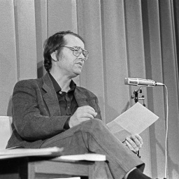 Volker Braun im Februar 1987 bei einer Lesung.
      