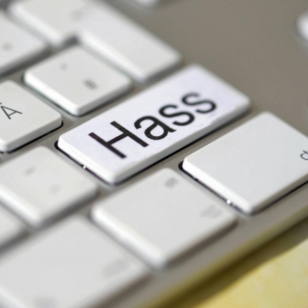 Auf einer Computertastatur steht auf einer Taste das Wort "Hass"