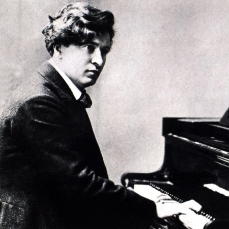 Eine undatierte Schwarz-Weiß-Fotografie zeigt den Komponisten, Pianisten und Dirigenten Ferruccio Busoni (1866-1924), wie er an einem Klavier sitzt.