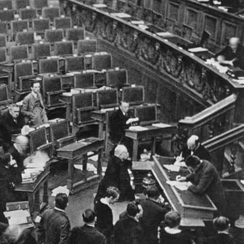 NSDAP und DNVP haben den Plenarsaal verlassen. Goebbels ist als Beobachter im Reichstag zurückgeblieben