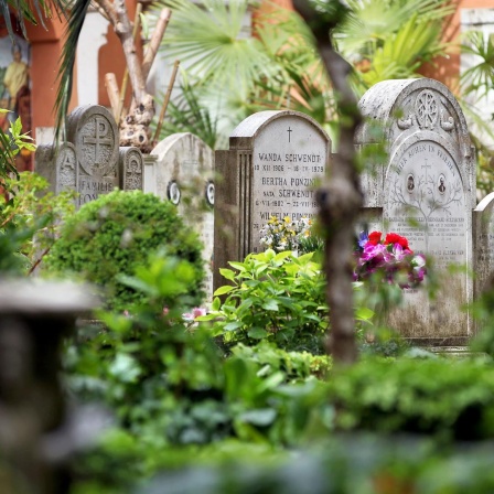 Grabsteine auf dem deutschen Friedhof im Vatikan in Rom, aufgenommen am 20.04.2012. Der Campo Santo Teutonico Der Friedhof war ursprünglich für auf der Pilgerfahrt Verstorbene gedacht. Heute haben das Beerdigungsrecht alle Mitglieder der Erzbruderschaft sowie einige religiöse Gemeinschaften deutschen Ursprungs. Auf dem Friedhof sind ca. 1.400 Namensnennungen seit dem 15. Jahrhundert erhalten.