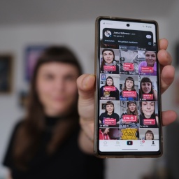 ARCHIV, 16.11.2023: Susanne Siegert, Content Creator, hält ein Handy mit der Startseite ihres TikTok-Accounts