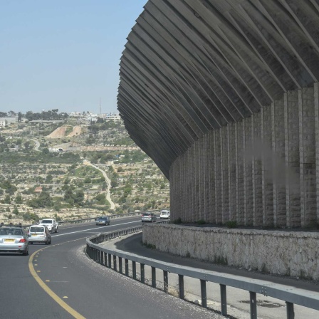 Eine Mauer an der Straße von Hebron nach Jerusalem.