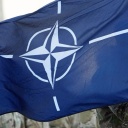 NATO-Flagge flattert während der Ankunftszeremonie der US-Truppen in Lettland