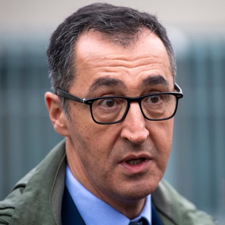Der Bundesminister für Ernährung und Landwirtschaft, Cem Özdemir (Bündnis'90/Die Grünen), spricht bei einem Pressestatement nach einer Sitzung vom Bundeskabinett über das Eckpunktepapier einer neuen Ernährungsstrategie.