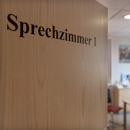 Blick in ein Sprechzimmer einer Hausarztpraxis.