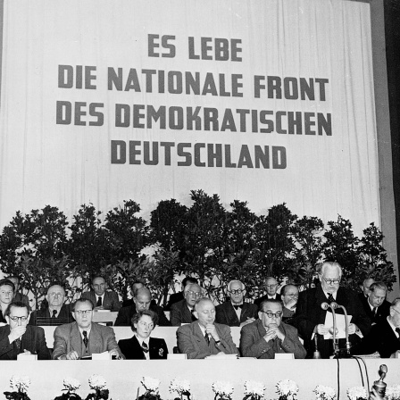 Gründung der DDR am 7. Oktober 1949. Der Nationalrat erklärt sich selbst zur provisorischen Volkskammer und anerkennt die vom Volksrat bestätigte Verfassung als Verfassung der DDR. Hier Wilhelm Pieck bei der Verlesung der Proklamation auf der außerordentlichen Sitzung des Nationalrates.