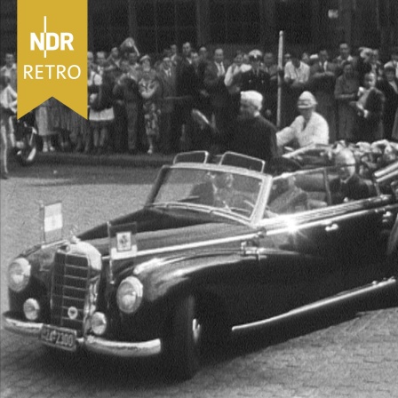Jawarhalal Nehru und Bürgermeister Kurt Sieveking werden zum Hamburger Rathaus gefahren (Juli 1956).