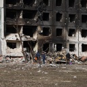 Das Bild zeigt ein zerstörtes Gebäude in der ukrainischen Stadt Mariupol