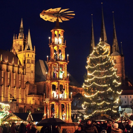 Lichter leuchten auf dem Erfurter Weihnachtsmarkt.