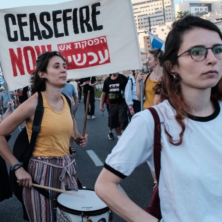 Angehörigen von Hamas-Geiseln demonstrieren in Jerusalem für einen Waffenstillstand. 