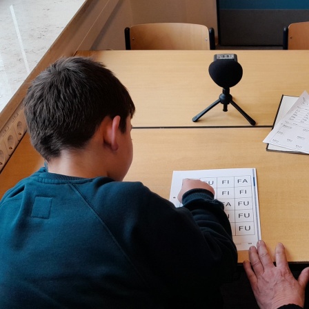 Sonderpädagogin Dörte van der Steen übt mit einem Schüler lesen.