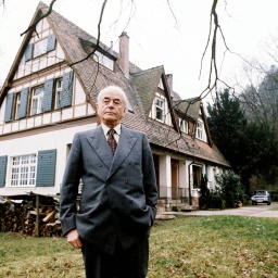 Der Architekt Albert Speer steht vor seinem Elternhaus in Heidelberg